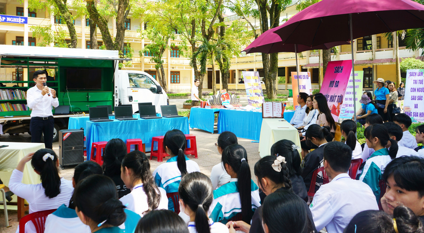 Chuyến xe sách lưu động của Thư viện tỉnh đến với học sinh Trường THPT Vĩnh Linh